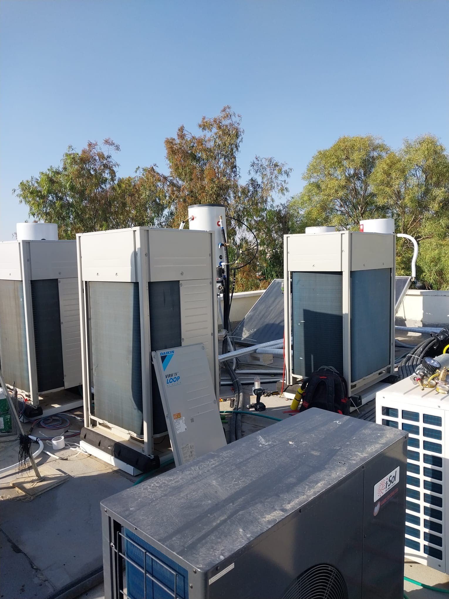 פרויקט אמיתי: יחידות VRF דייקין על גג בית לשימור בירושלים